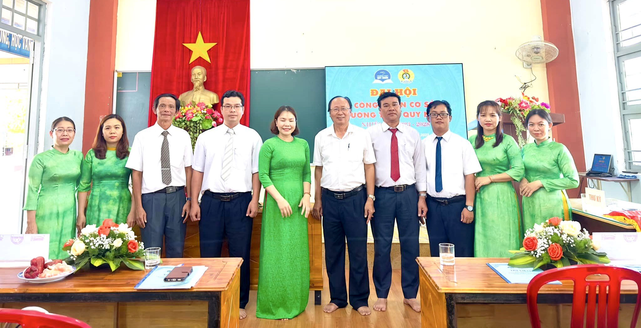 Can-bo-giao-vien-nha-truong-THPT-Quy-Nhon