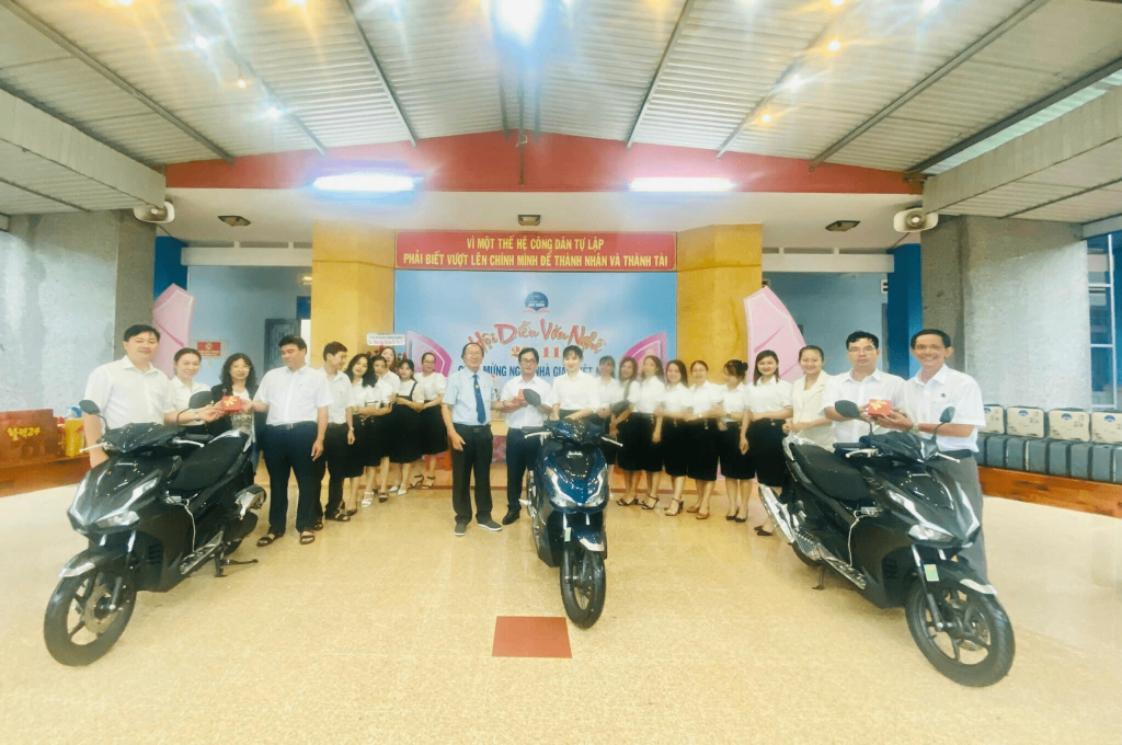 Trường THPT Quy Nhơn tri ân quý Thầy Cô giáo có đóng góp cống hiến cho sự nghiệp phát triển nhà trường