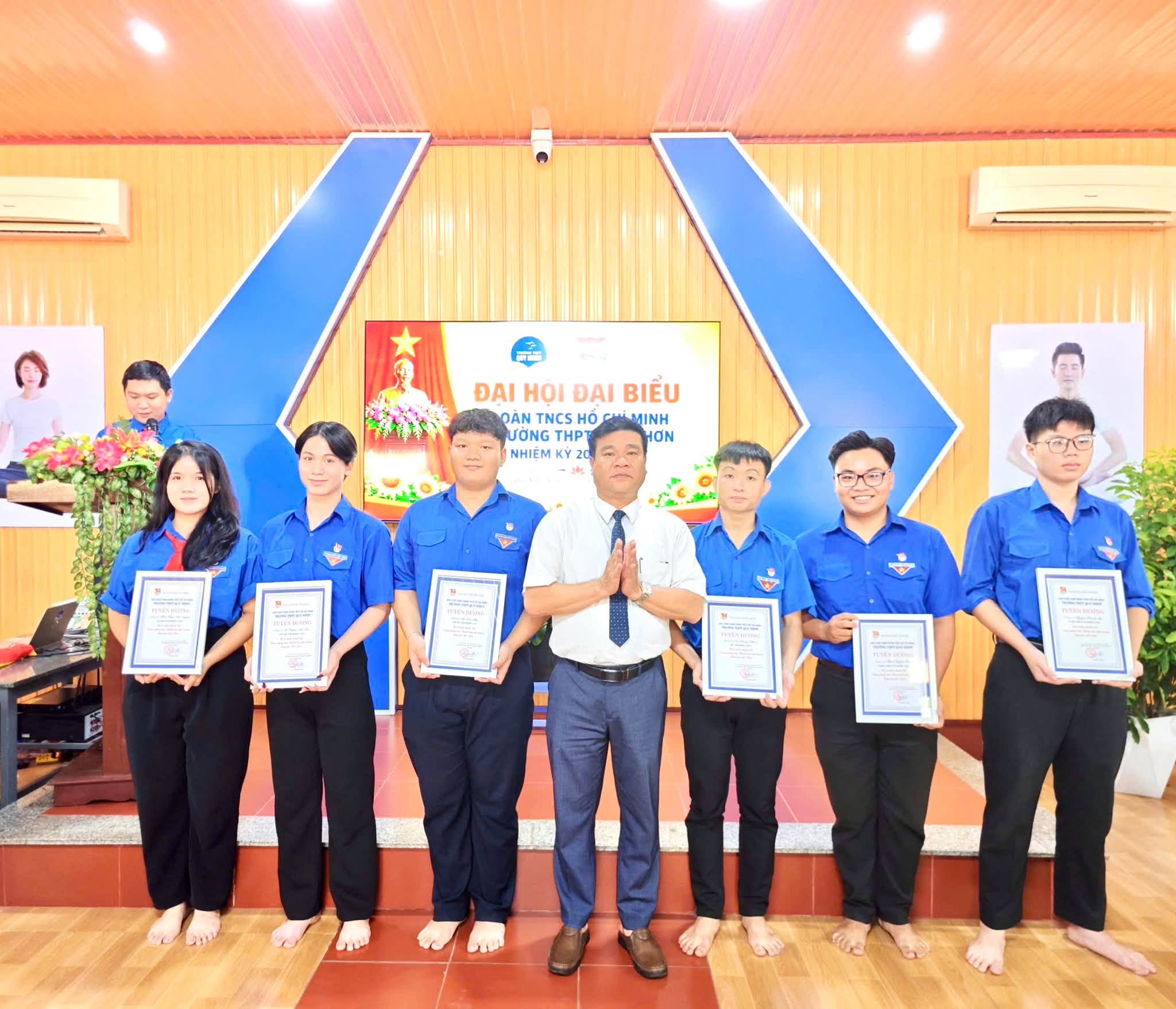 Trao giấy cho đoàn viên tại đại hội