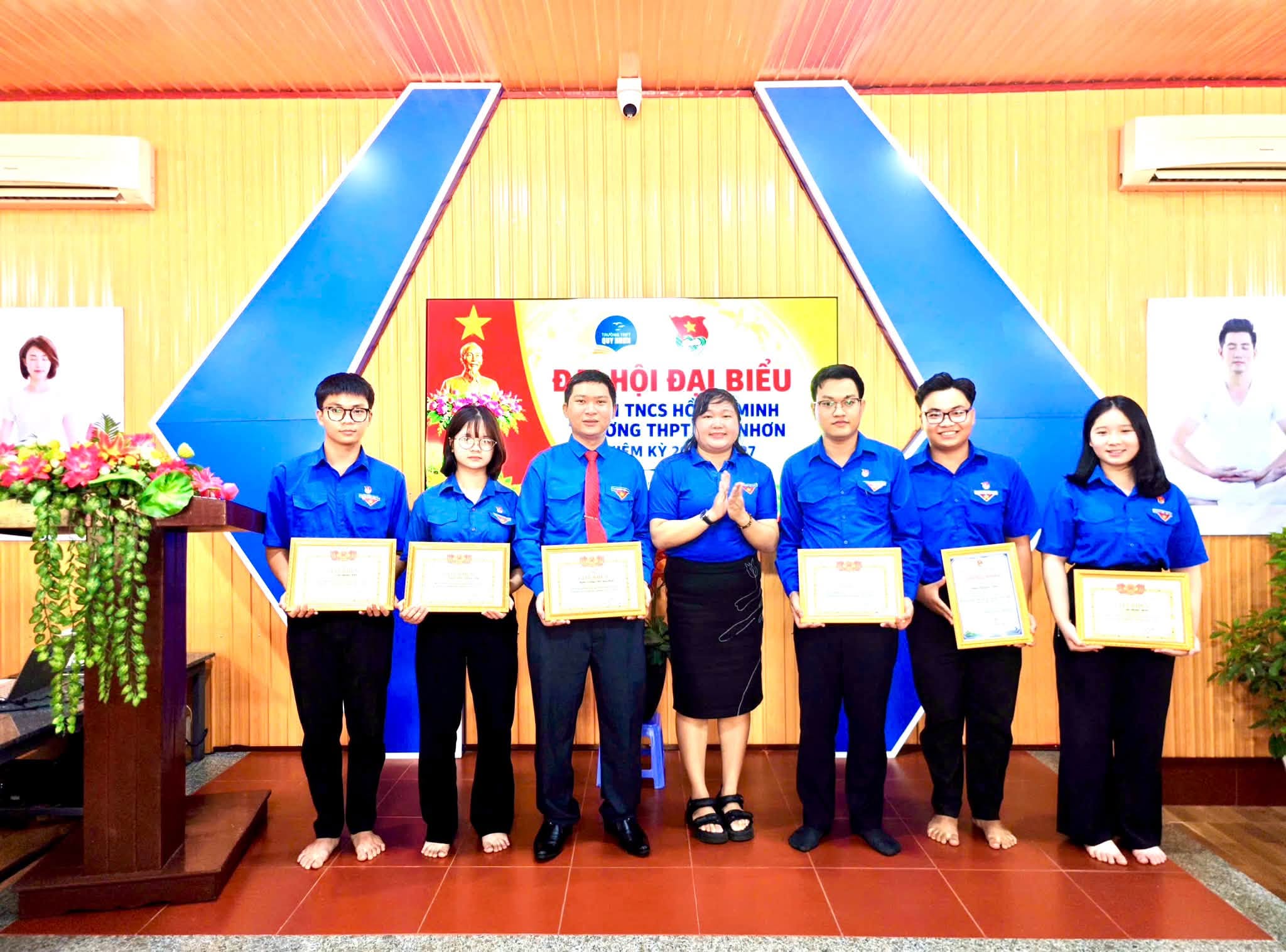 Trao giấy cho đoàn viên tại đại hội (ảnh 4)