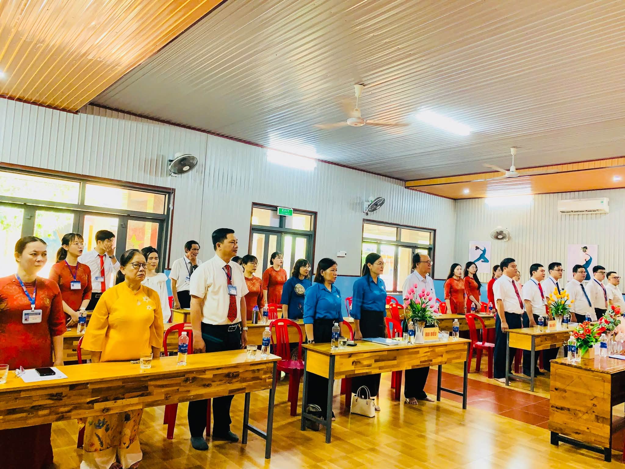 Đại biểu dự Hội nghị Nhà giáo, cán bộ quản lý và người lao động