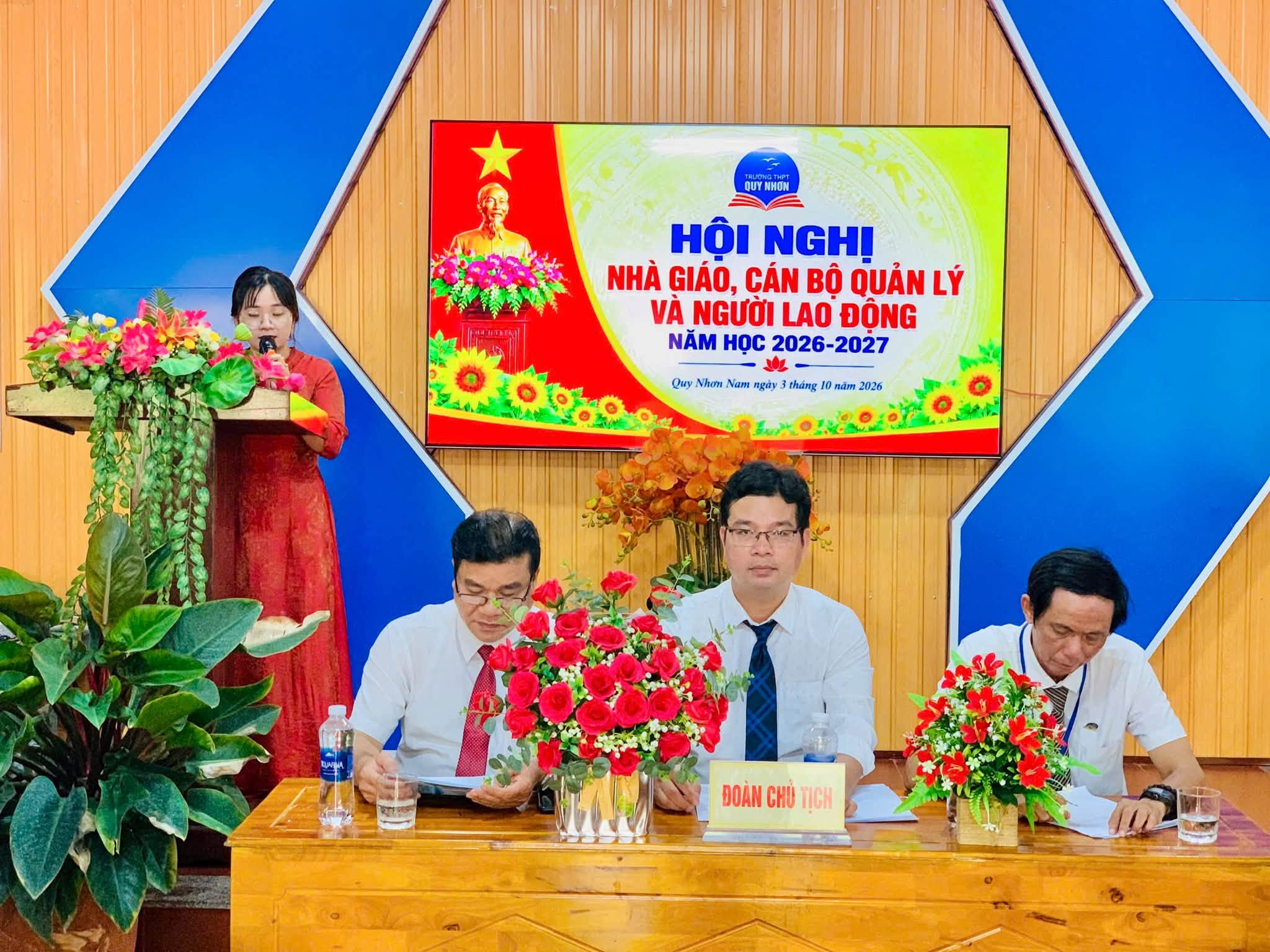 Đoàn chủ tọa Hội nghị Nhà giáo, cán bộ quản lý và người lao động năm học 2026 - 2027