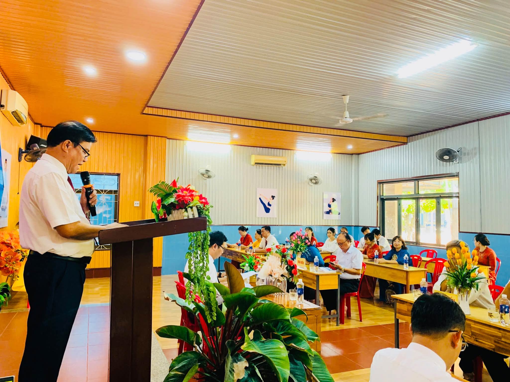 Đại biểu phát biểu tại bục hội nghị