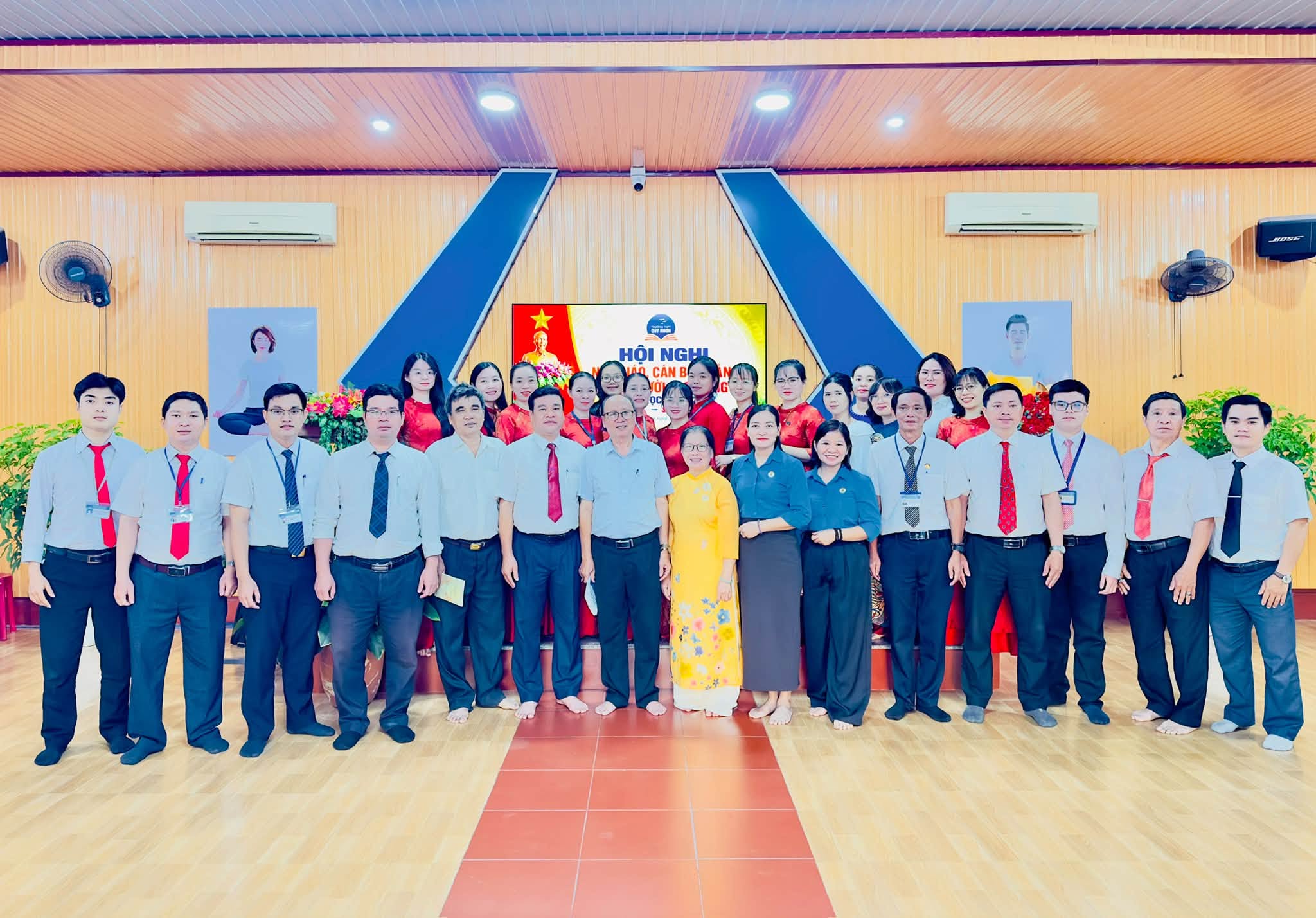 Ảnh tập thể các đại biểu sau hội nghị